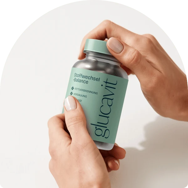 Une main tenant un flacon de Glucavit, avec une vue détaillée des gélules.