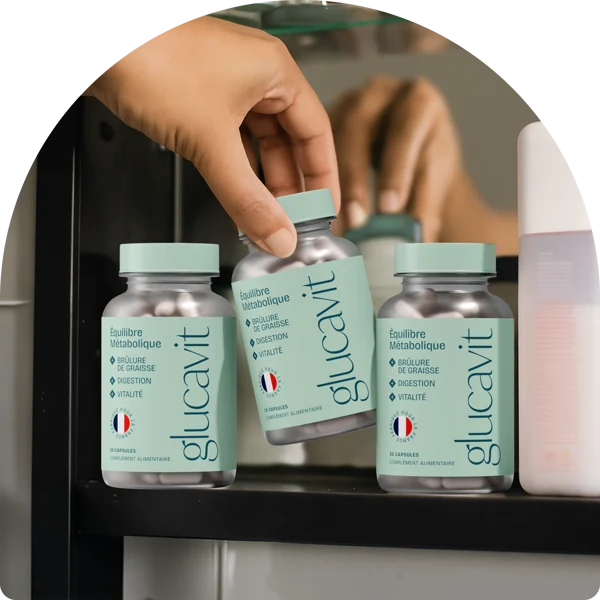 Trois flacons du complément alimentaire Glucavit, élégamment disposés.