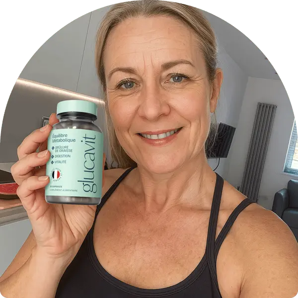 Une femme souriante tenant un flacon de pilules minceur Glucavit.